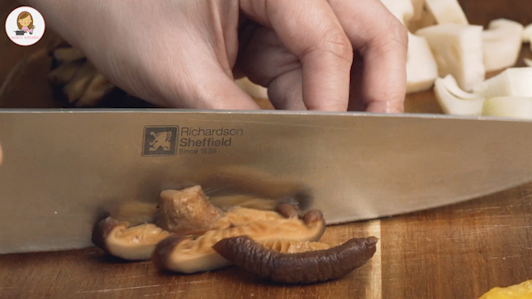 An image showing how to prepare shiitake mushroom.