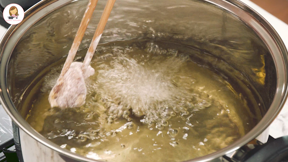 An image showing how to deep fry the chicken pieces.