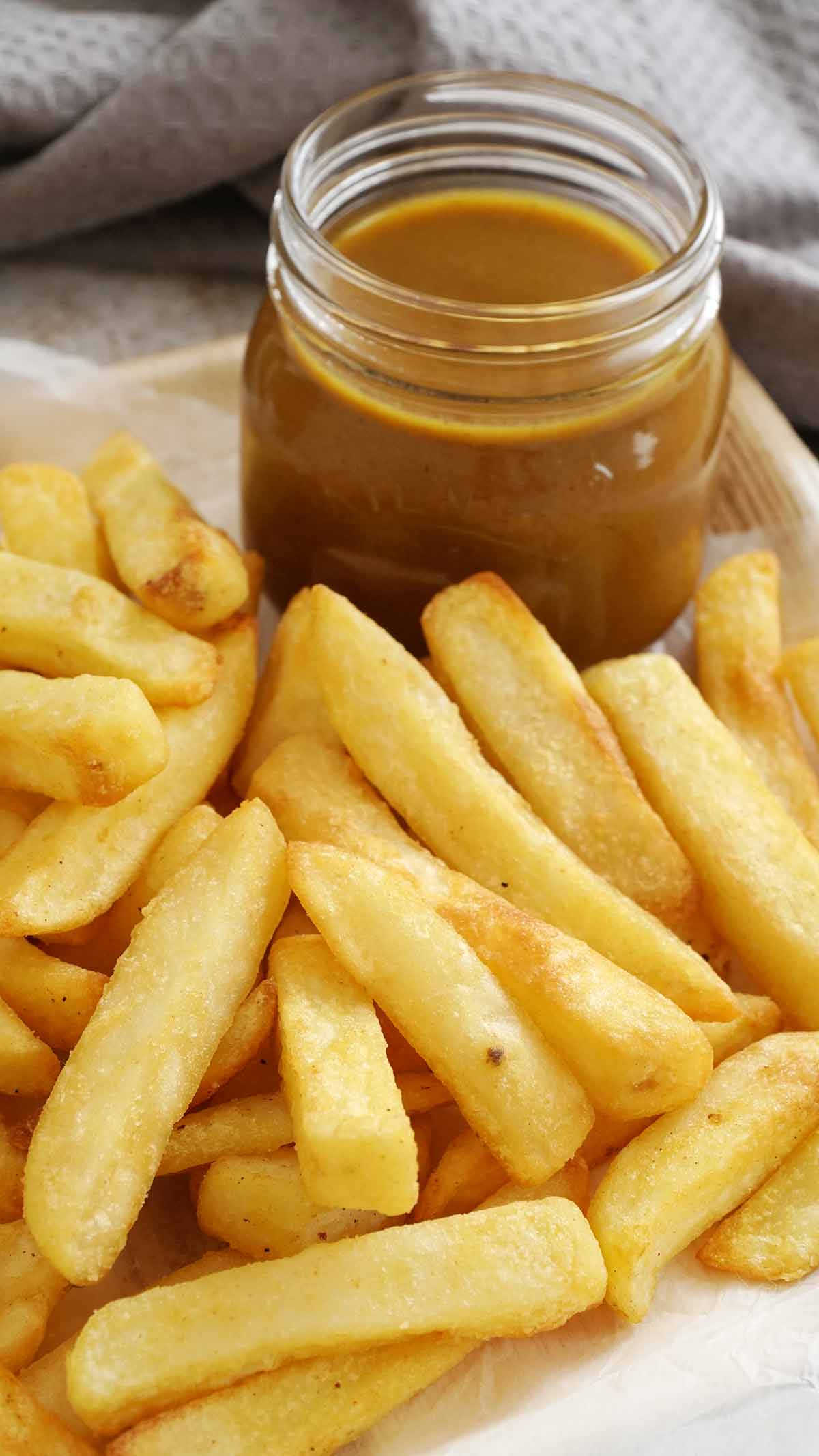 chip and chinese curry sauce on the bamboo plate.