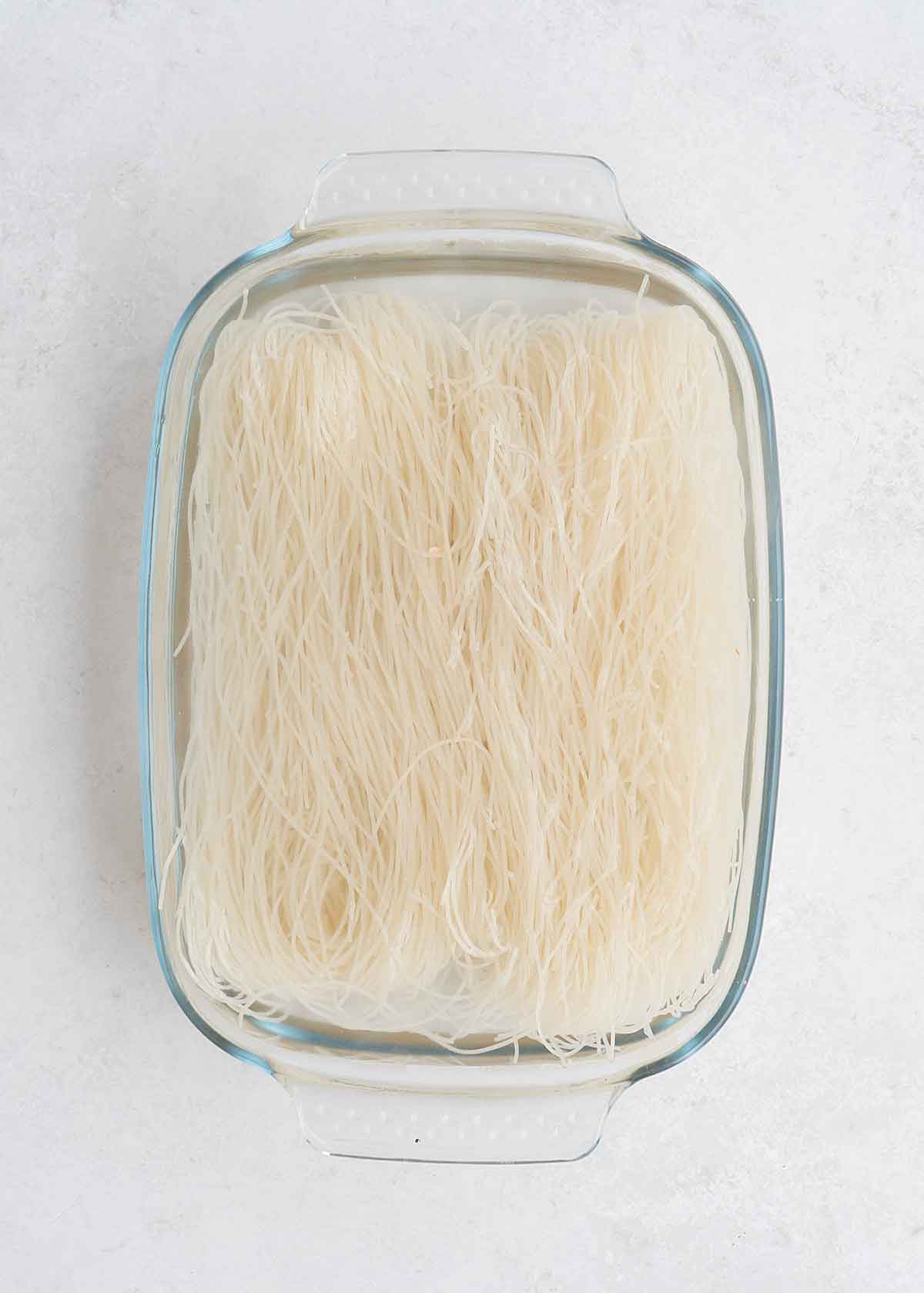 An image showing how to prepare rice vermicelli noodles in hot water.