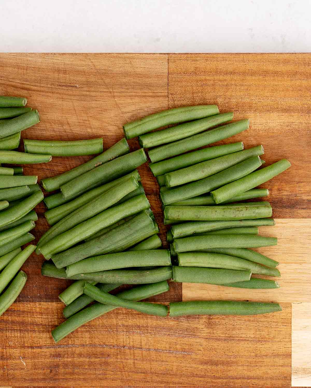 An image showing how to cut and prepare green beans.