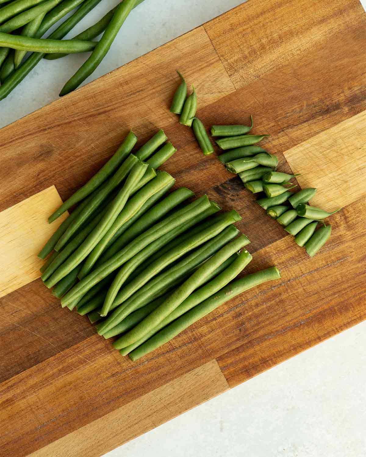 Picture showing how to trim off the ends of green beans.