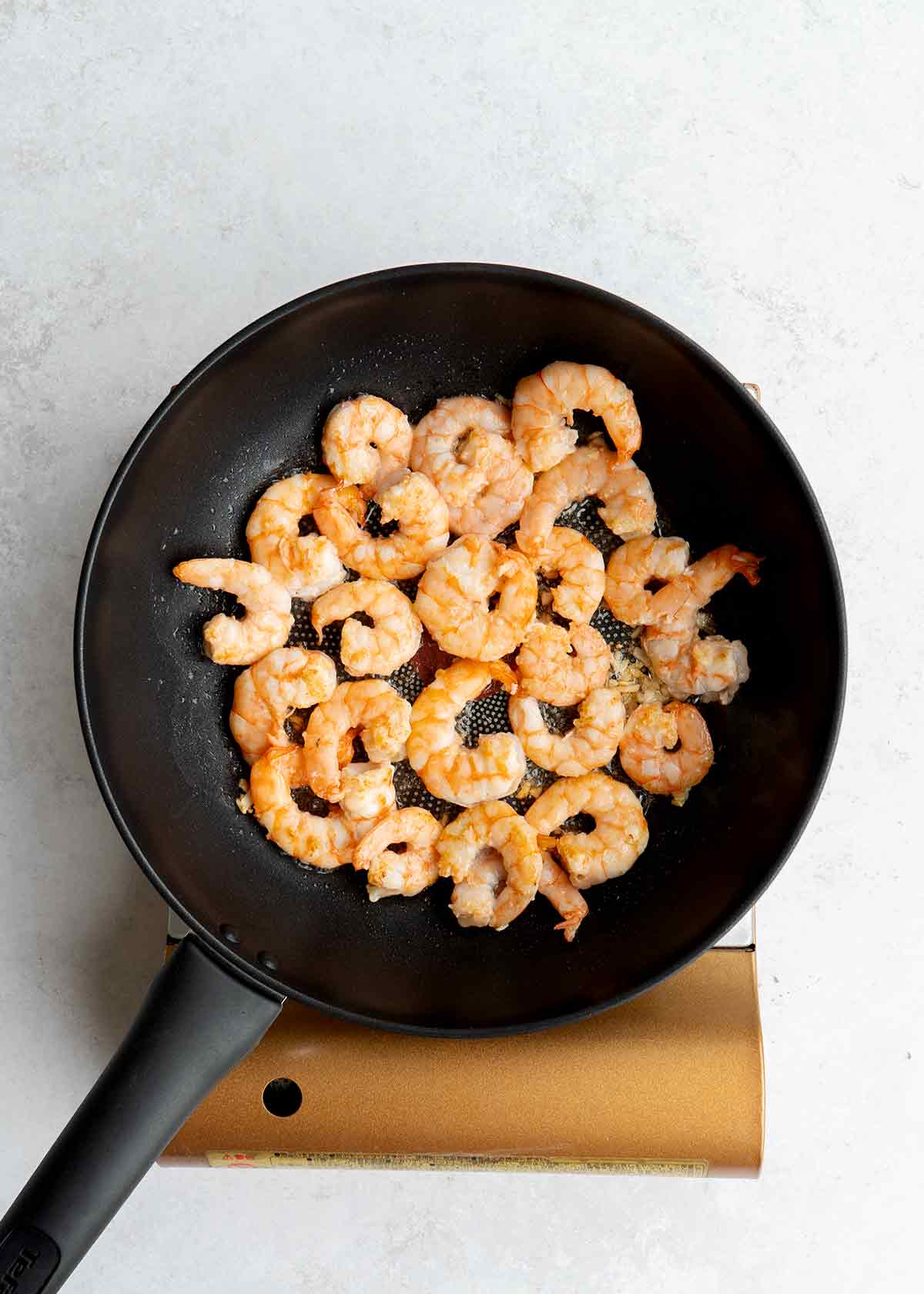 An image showing how to prepare the shrimp.