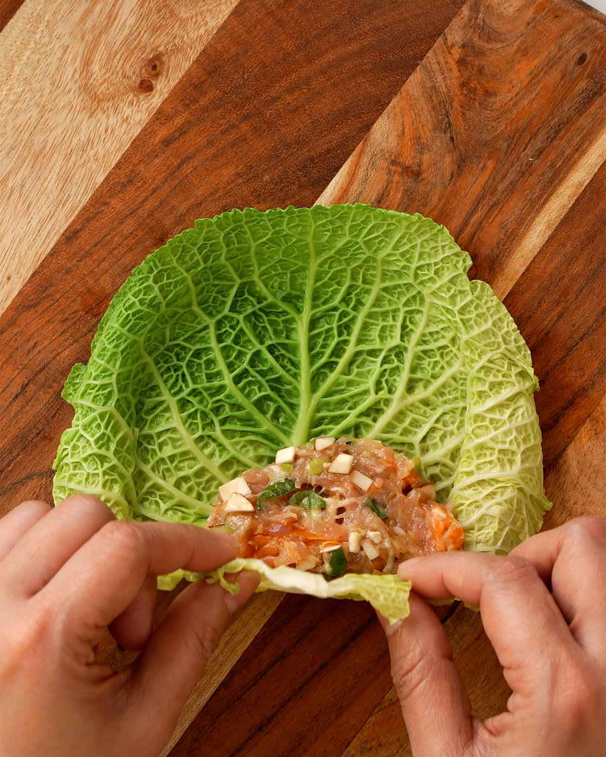 An image showing how to add fillings and wrap the cabbage rolls.