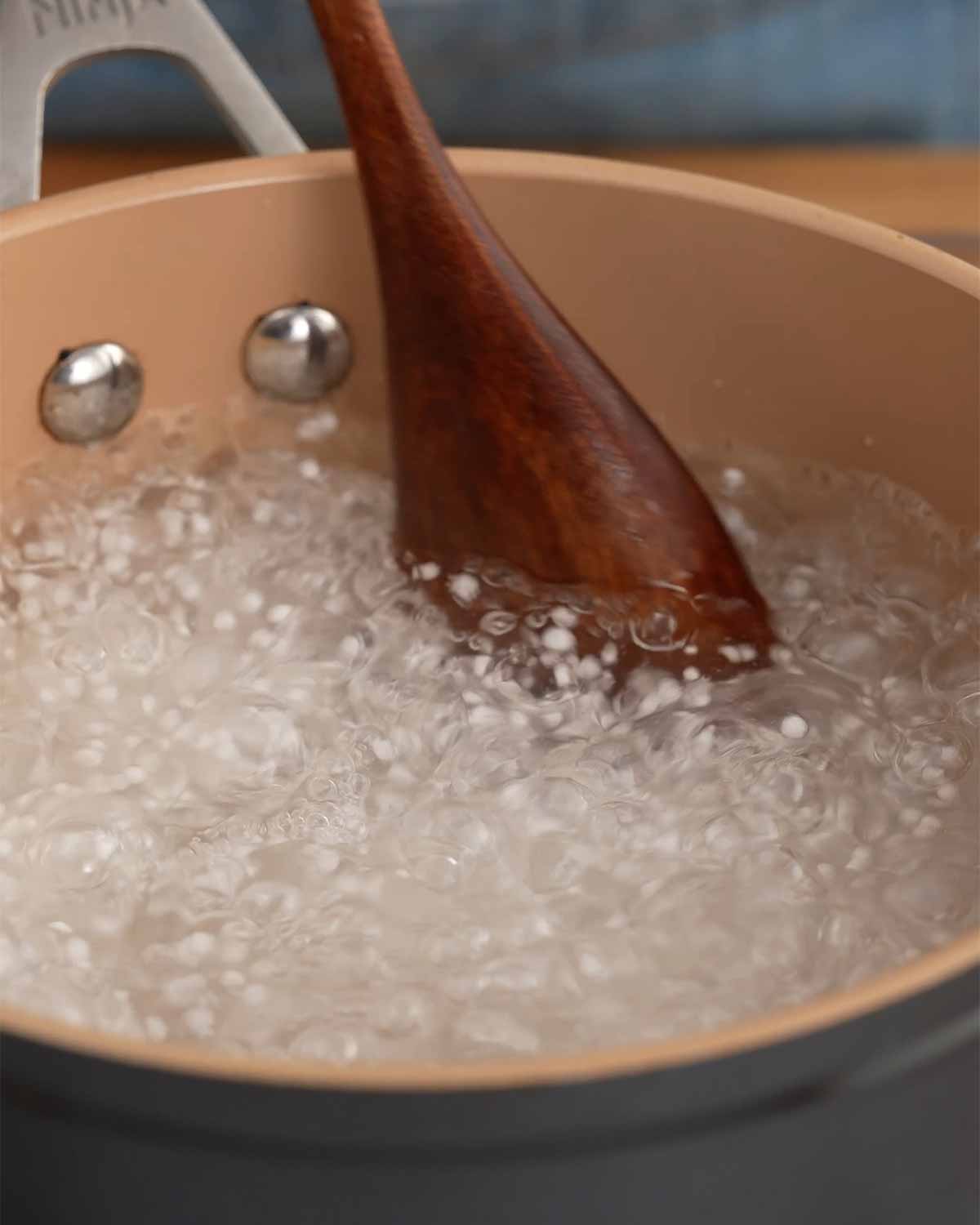 An image showing how to cook sago in boiling water.