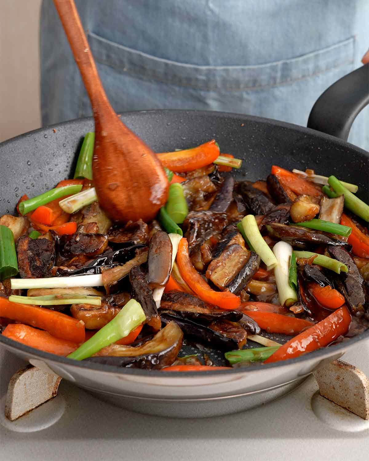 Combining all the vegetables and seasonings in the black pan.