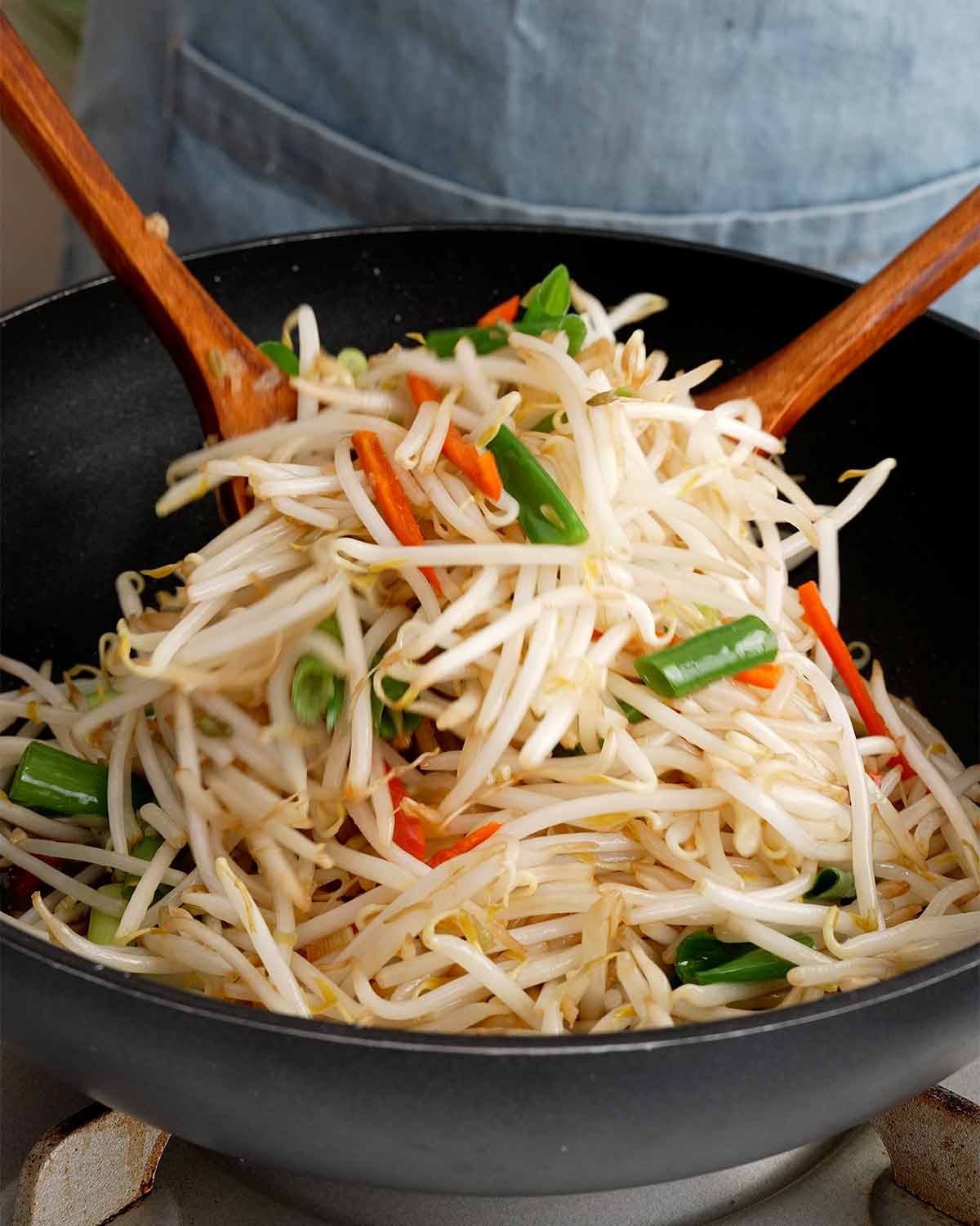 An image showing how to toss all the ingredients together.